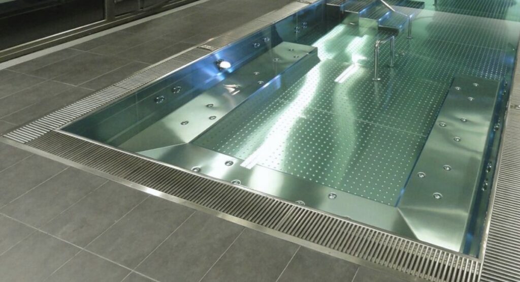 Você já ouviu falar das piscinas em aço inox