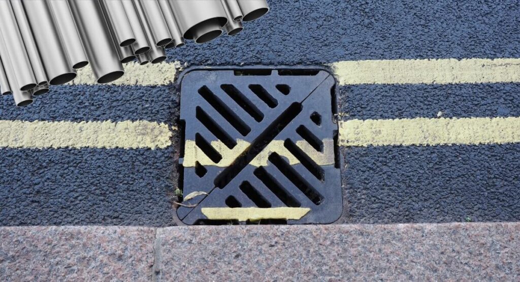 A importância do aço inox para a indústria de saneamento básico O aço inox desempenha um papel essencial na indústria de saneamento básico, oferecendo uma série de benefícios e características que são fundamentais para a infraestrutura e sistemas de tratamento de água e esgoto. Estes são os principais locais onde ocorrem as perdas de água em várias cidades do mundo causando um enorme problema para a sociedade e o meio ambiente. Entenda por que o aço inox é tão importante para essa área: Resistência à corrosão: O aço inox é altamente resistente à corrosão, o que o torna ideal para aplicações em ambientes agressivos, como estações de tratamento de água e esgoto. Ele suporta a exposição constante à água, produtos químicos e substâncias corrosivas, garantindo uma vida útil prolongada dos equipamentos. Higiene e segurança: O aço inox é um material higiênico e seguro para uso em sistemas de saneamento básico. Sua superfície lisa e não porosa impede a aderência de bactérias, fungos e microorganismos, reduzindo o risco de contaminação da água e garantindo a qualidade sanitária dos sistemas. Durabilidade e resistência mecânica: O aço inox possui excelente resistência mecânica, o que o torna capaz de suportar altas pressões, cargas e impactos. Essa característica é essencial para tubulações, tanques e estruturas utilizadas no saneamento básico, que precisam lidar com condições operacionais rigorosas. Facilidade de limpeza e manutenção: O aço inox é de fácil limpeza e manutenção, permitindo uma higienização eficiente dos equipamentos e sistemas de saneamento. Sua superfície lisa não acumula resíduos e é resistente a riscos e arranhões, facilitando a remoção de sujeira e garantindo um funcionamento adequado dos componentes. Sustentabilidade: O aço inox é um material sustentável, pois é 100% reciclável. Ele pode ser reutilizado infinitas vezes, reduzindo o consumo de recursos naturais e minimizando o impacto ambiental. No setor de saneamento básico, o aço inox é amplamente utilizado em tubulações, tanques de armazenamento, bombas, válvulas e outras estruturas e equipamentos essenciais. Ficou com alguma dúvida? Entre em contato com o Grupo Feital, nossos colaboradores estarão prontos para ajudá-lo!