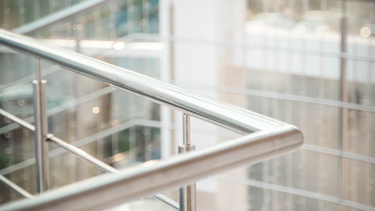 Benefícios do aço inox para a acessibilidade